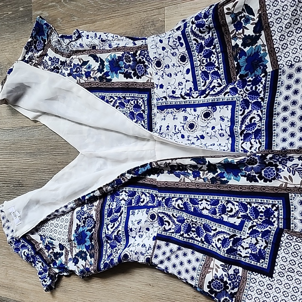 Elegant Blue and White Patterned Dress - Picture 12 of 13